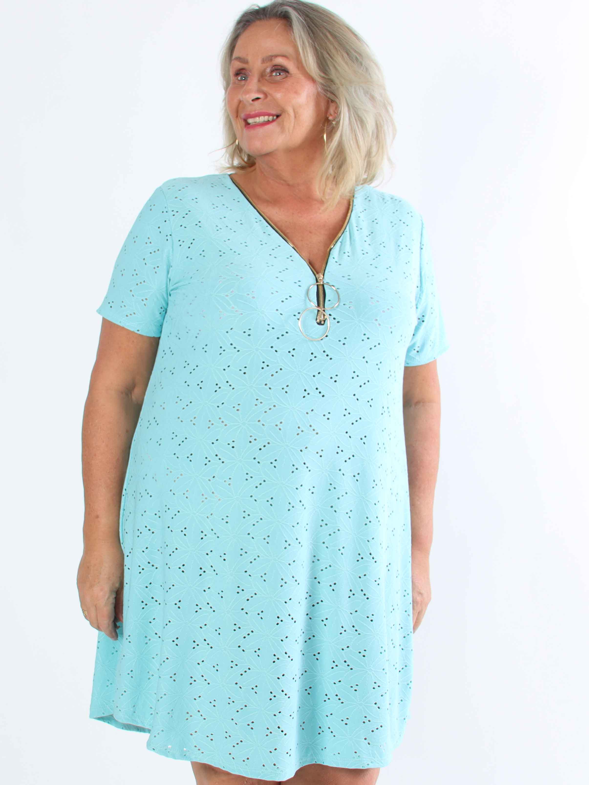 Liba - Blød elastisk plus size kjole i broderie anglaise med lynlås